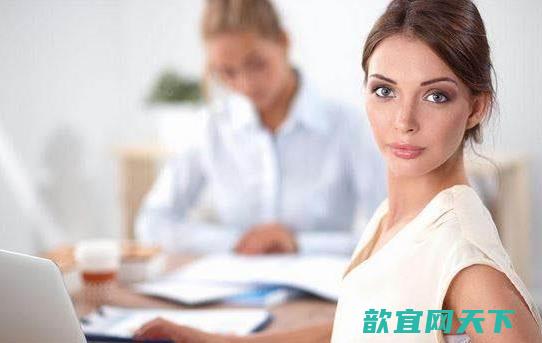 错误坐姿会毁了女白领的身材 保持身材的三个方法