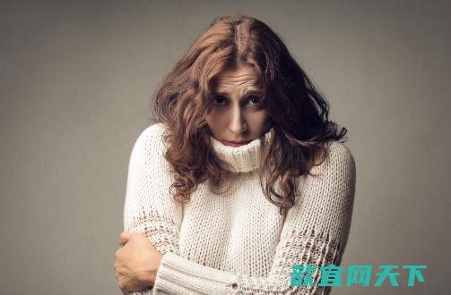 女性冬季手脚冰凉，是气血不足还是体虚？这是女性对寒冷